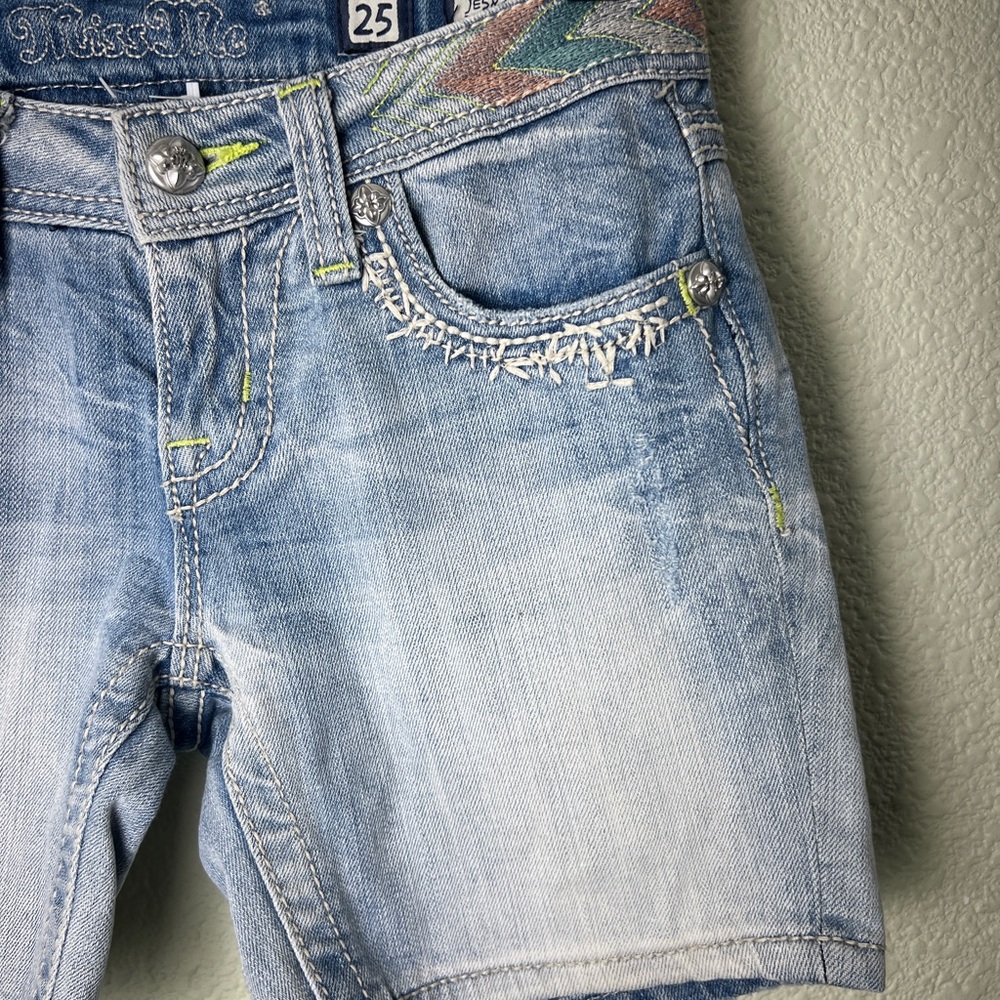 Miss Me Jeans Shorts Low Rise Arrow Embroidered Light Denim Mid 25 - Picture 10 of 11